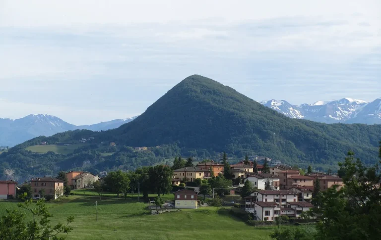 Il Monte Valestra visto da Baiso, provincia di Reggio Emilia